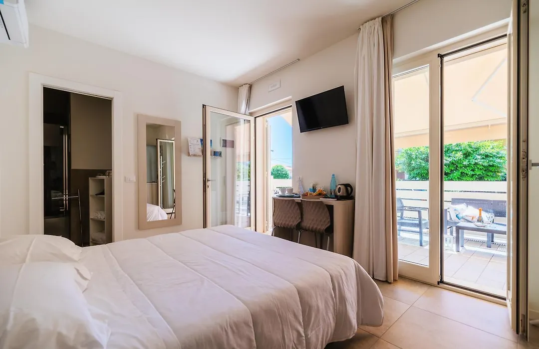 Crystal Camere-1
